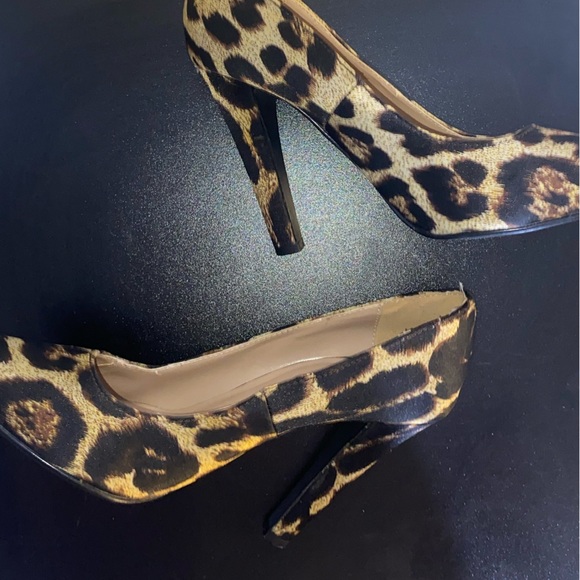Forever 21 cheetah print heels - size 8 - Picture 3 of 6